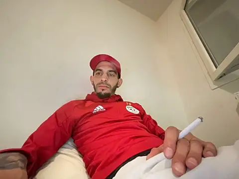 Snapshot of Rebeu313 chatting on December 16, 2025, 4:56 pm Rebeu313 online show from December 16, 2025, 4:56 pm