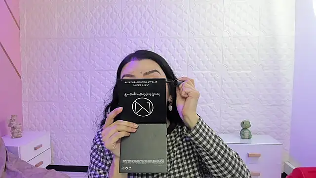 Violetaa diazz online show from November 10, 2025, 9:14 pm