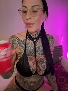 Snapshot of MeganWitch chatting on May 9, 2026, 9:31 pm MeganWitch online show from May 9, 2026, 9:31 pm