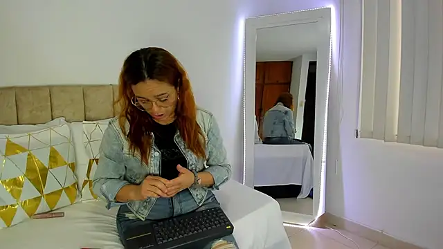 Snapshot of cristalwalker__ chatting on November 4, 2025, 12:26 pm cristalwalker online show from November 4, 2025, 12:26 pm