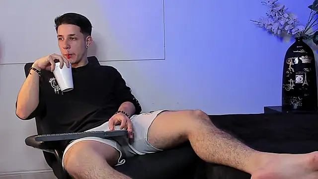 Snapshot of Adan_rivas_ chatting on January 21, 2025, 11:24 pm Adan rivas online show from January 21, 2025, 11:24 pm