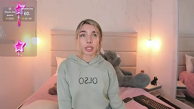 Mollymoon1 online show from December 1, 2025, 8:14 pm