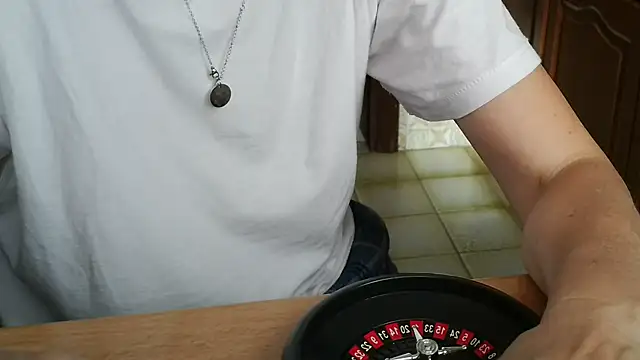 Snapshot of VeneRed chatting on October 29, 2025, 9:00 am VeneRed online show from October 29, 2025, 9:00 am