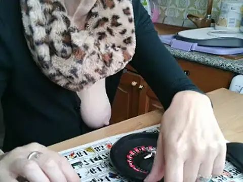 Snapshot of VeneRed chatting on November 2, 2025, 8:39 am VeneRed online show from November 2, 2025, 8:39 am