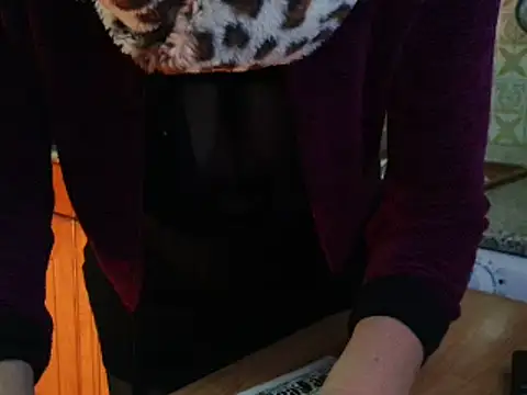 Snapshot of VeneRed chatting on November 8, 2025, 7:08 am VeneRed online show from November 8, 2025, 7:08 am