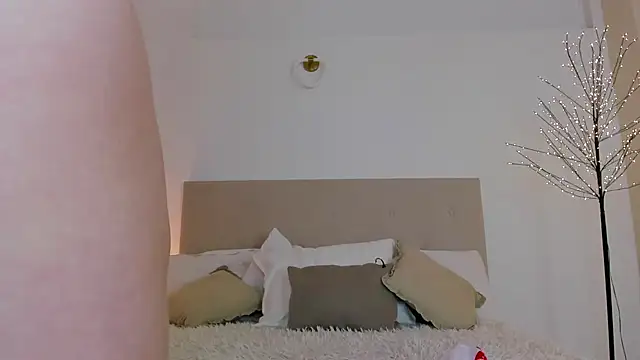 L1ittle kitty  online show from February 5, 2025, 5:20 pm