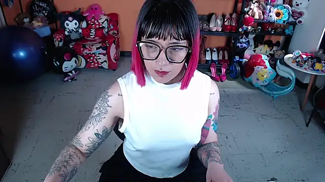 Snapshot of MissMiia2 chatting on November 7, 2025, 1:44 pm MissMiia2 online show from November 7, 2025, 1:44 pm