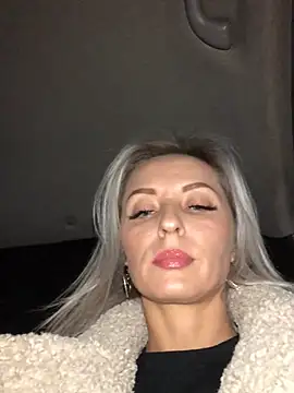 Diamond Bunny  online show from December 18, 2024, 3:00 pm