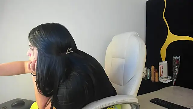 Snapshot of Criistaal_ chatting on March 10, 2025, 5:22 am Criistaal online show from March 10, 2025, 5:22 am