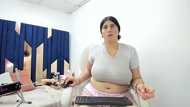 Snapshot of Criistaal_ chatting on March 21, 2025, 7:33 am Criistaal online show from March 21, 2025, 7:33 am