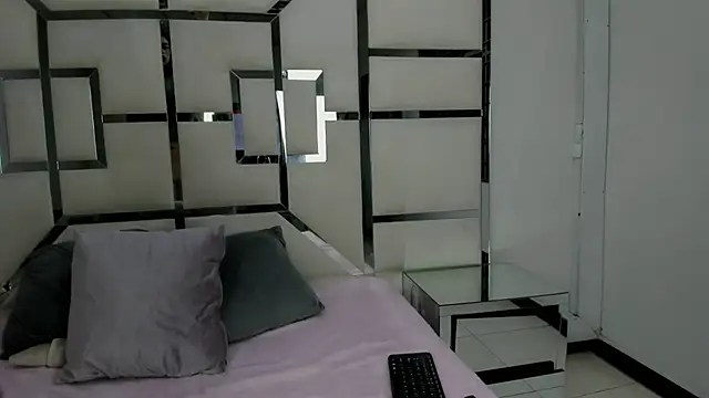 Snapshot of Criistaal_ chatting on March 24, 2026, 4:17 am Criistaal online show from March 24, 2026, 4:17 am