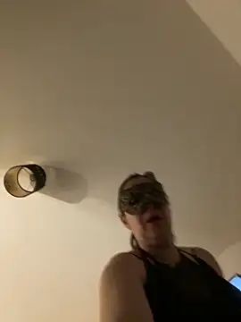 Snapshot of Lyannabuena69 chatting on February 28, 2026, 12:33 am Lyannabuena69 online show from February 28, 2026, 12:33 am