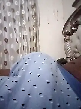 hugecrksam online show from February 5, 2026, 7:18 pm