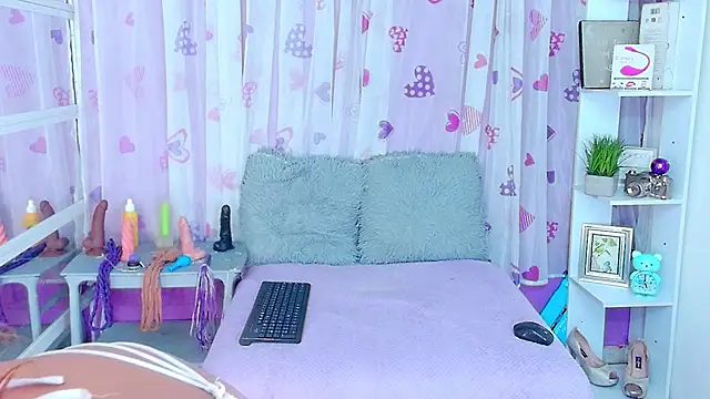 DevoniCollins online show from February 4, 2025, 8:06 pm