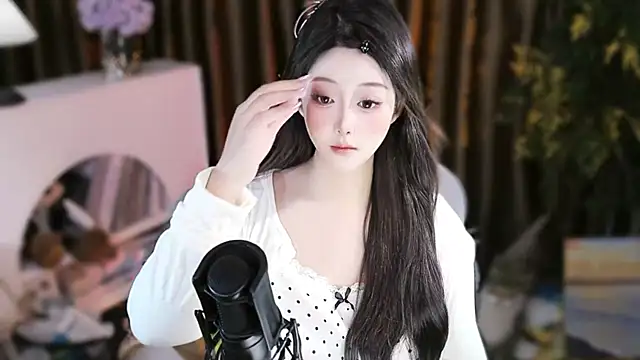 Arwyn-rr online show from November 14, 2025, 11:09 am