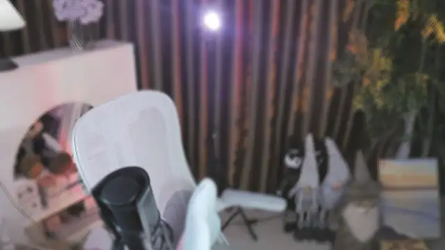 Arwyn-rr online show from November 17, 2025, 10:32 am