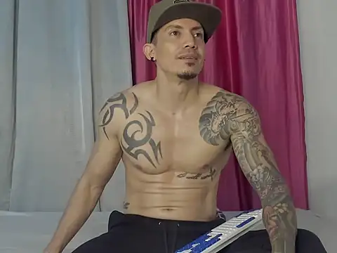 Snapshot of Alex_motta chatting on January 3, 2025, 12:33 am Alex motta online show from January 3, 2025, 12:33 am