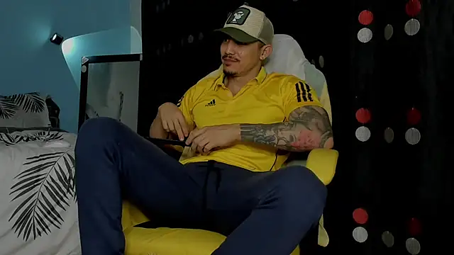 Snapshot of Alex_motta chatting on September 19, 2025, 1:40 am Alex motta online show from September 19, 2025, 1:40 am