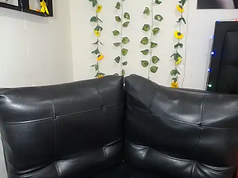 Snapshot of OLIVIAMISSY_02 chatting on January 22, 2025, 5:05 am OLIVIAMISSY 02 online show from January 22, 2025, 5:05 am