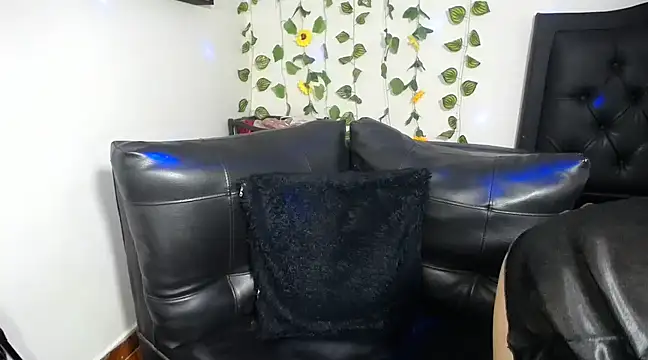 Snapshot of OLIVIAMISSY_02 chatting on March 5, 2025, 3:07 pm OLIVIAMISSY 02 online show from March 5, 2025, 3:07 pm