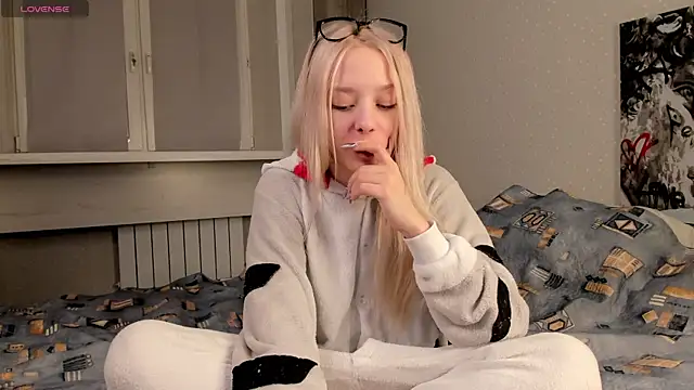 Snapshot of EngelFugler chatting on February 13, 2025, 1:48 pm EngelFugler online show from February 13, 2025, 1:48 pm