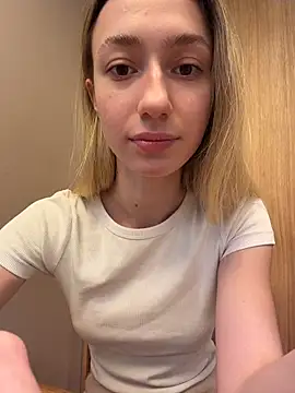 Snapshot of Lia__Love chatting on December 17, 2025, 12:11 pm Lia Love online show from December 17, 2025, 12:11 pm