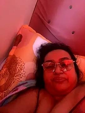 GiaNahomi online show from December 2, 2024, 1:13 pm