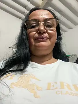GiaNahomi online show from January 4, 2025, 2:35 am