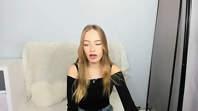 Snapshot of LilaGold chatting on November 17, 2025, 5:08 pm LilaGold online show from November 17, 2025, 5:08 pm