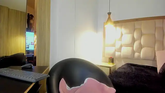 Selenecollins online show from November 11, 2025, 12:49 pm