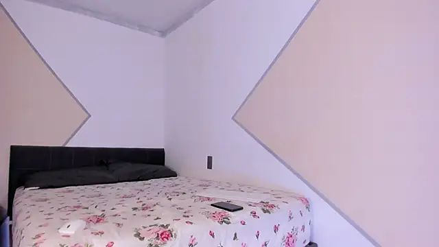 Elalove  online show from November 26, 2025, 8:04 am