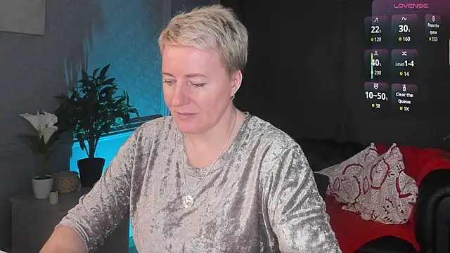 Nika Smit online show from April 3, 2026, 9:29 am