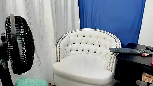 Analia18  online show from January 14, 2025, 5:56 pm