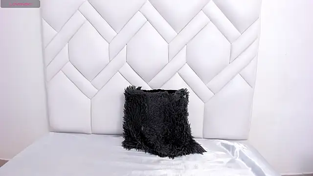 Analia18  online show from December 19, 2025, 1:18 pm