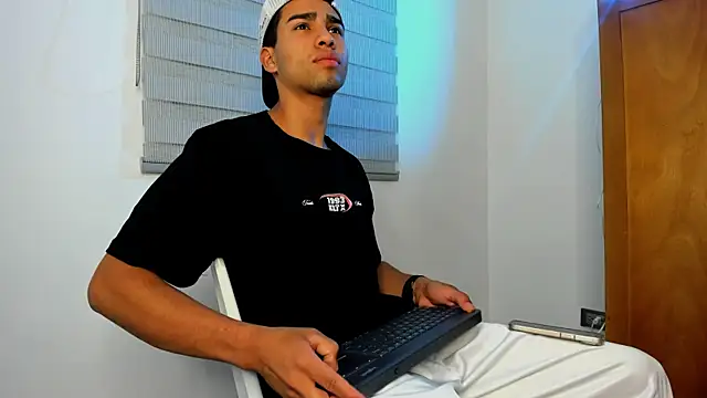 andy 0018 online show from January 11, 2025, 8:00 am