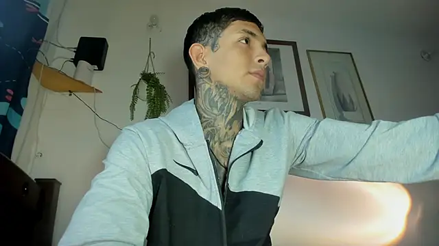 Travistanner 28 online show from April 13, 2026, 10:04 pm