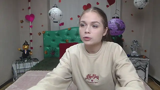 LaraPika online show from November 4, 2025, 6:07 pm