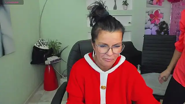 Snapshot of EricaAndPenelopa chatting on December 18, 2024, 8:36 pm EricaAndPenelopa online show from December 18, 2024, 8:36 pm