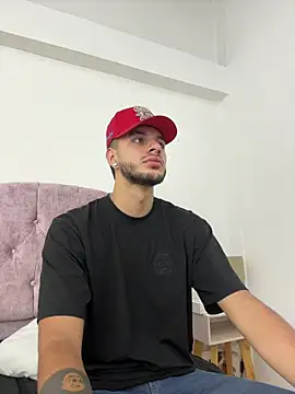 Snapshot of Amadeo_Wild chatting on October 28, 2025, 2:20 pm Amadeo Wild online show from October 28, 2025, 2:20 pm