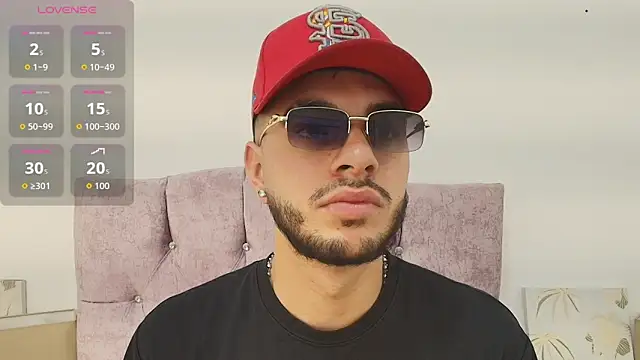 Snapshot of Amadeo_Wild chatting on October 31, 2025, 11:44 am Amadeo Wild online show from October 31, 2025, 11:44 am