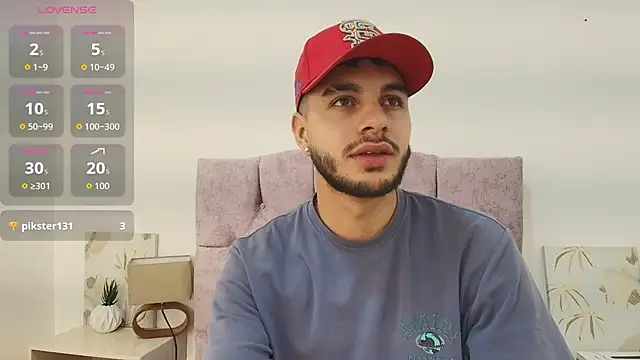 Snapshot of Amadeo_Wild chatting on November 3, 2025, 12:35 am Amadeo Wild online show from November 3, 2025, 12:35 am