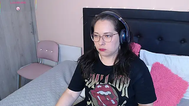 May Carlier online show from September 9, 2025, 1:16 am