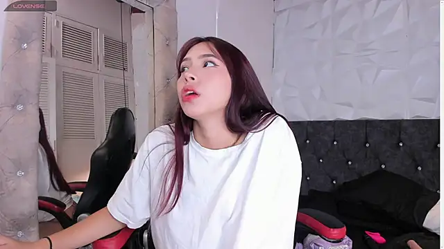 Snapshot of Emma_dl2 chatting on December 1, 2025, 5:18 pm Emma dl2 online show from December 1, 2025, 5:18 pm