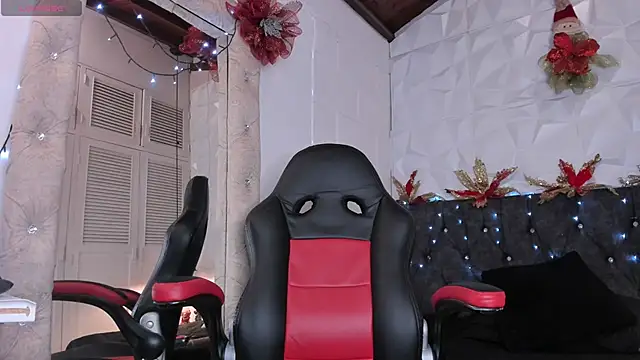 Snapshot of Emma_dl2 chatting on December 15, 2025, 5:28 pm Emma dl2 online show from December 15, 2025, 5:28 pm