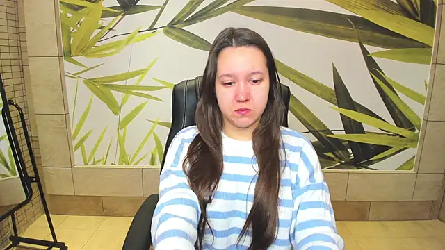 Snapshot of Mira_Karter chatting on December 8, 2024, 1:35 am Mira Karter online show from December 8, 2024, 1:35 am