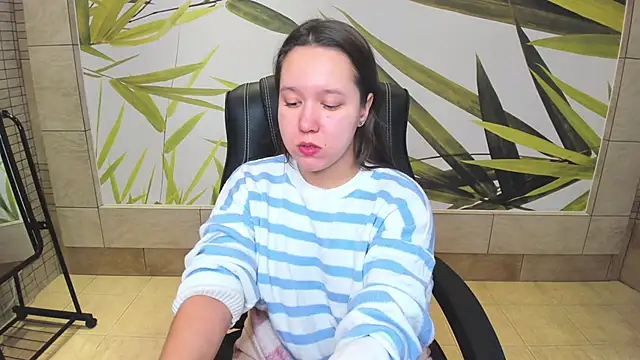 Snapshot of Mira_Karter chatting on December 8, 2024, 4:35 am Mira Karter online show from December 8, 2024, 4:35 am