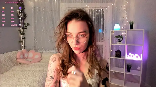 AraCopple online show from December 11, 2024, 7:57 pm