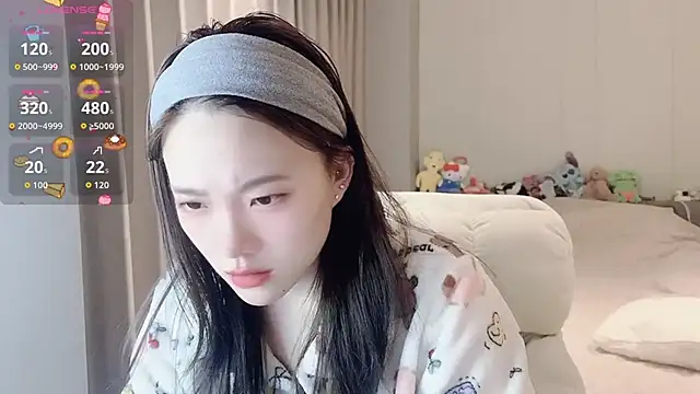 qiqi-666 online show from February 6, 2026, 6:51 am