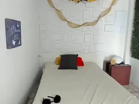 Snapshot of mila_cinnamon chatting on December 24, 2024, 2:01 pm mila cinnamon online show from December 24, 2024, 2:01 pm