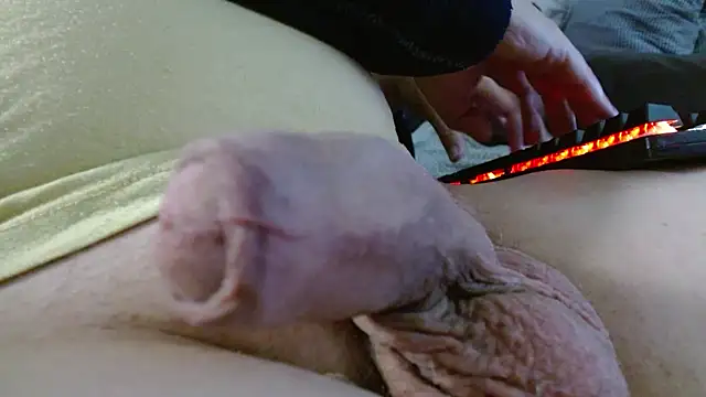 Snapshot of Heracles00 chatting on November 15, 2025, 10:26 pm Heracles00 online show from November 15, 2025, 10:26 pm